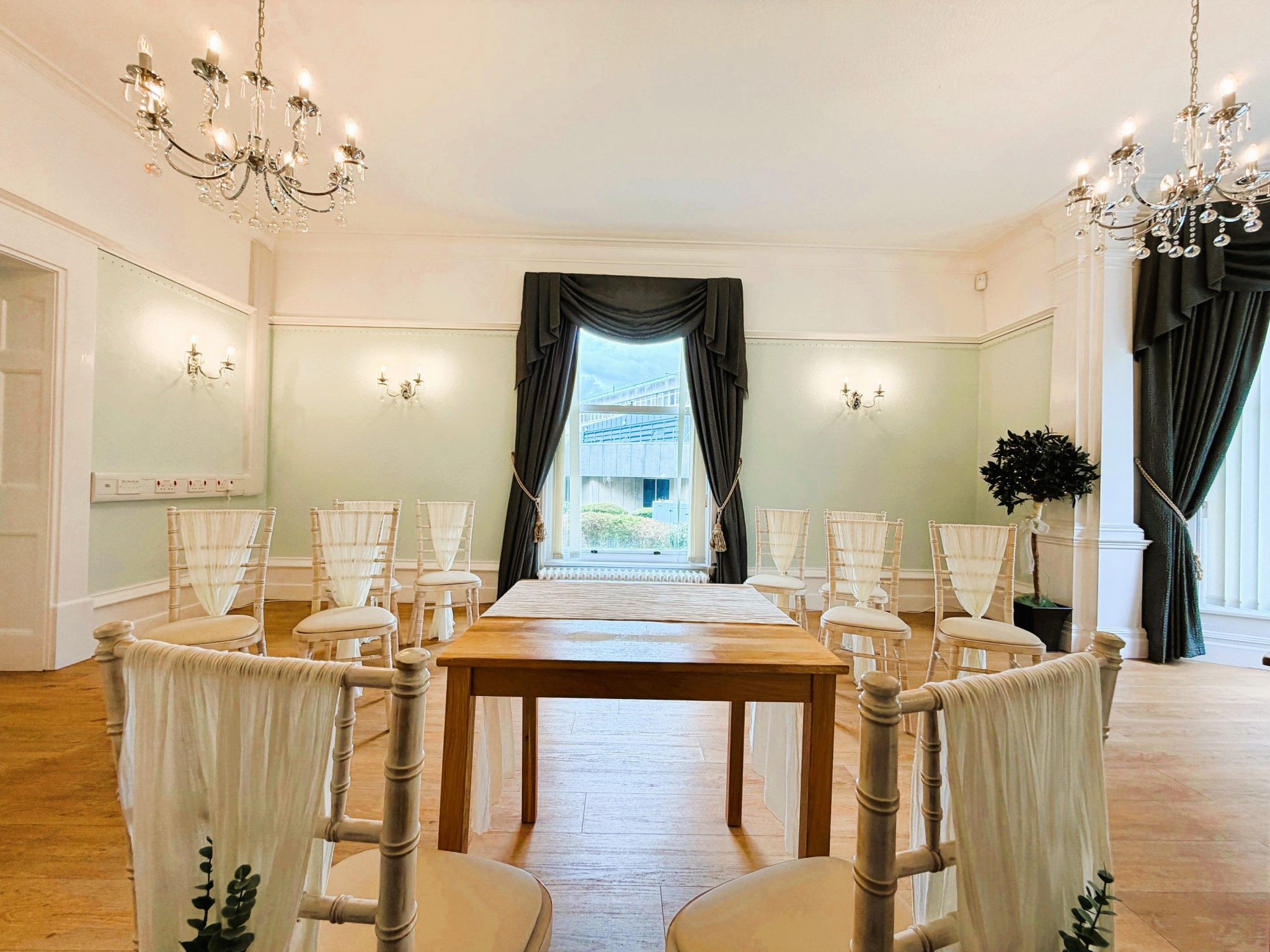 Simple ceremony in Dove Room
